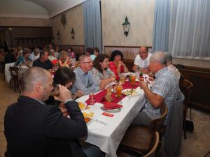 GGR Gregor Rauch und GGR Michaela Postl mit Volkstanzgruppe