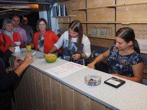 Julia Kopalek und Christina Rupprecht bedienen die Gäste in der Bar