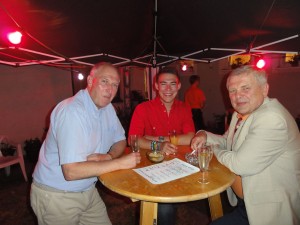 Ehemaliger GGR Rudolf Schießl mit Patrick und Heinz an der Bar