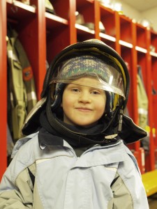 Theodor probiert schon den Feuerwehrhelm