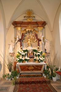 Station 1 - Barocker Seitenaltar mit Marienstatue