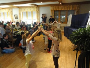 Die Kinder eröffnen mit dem Lied „Die Riesenschlange“