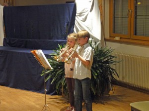 Ronja Lexa und Daniel Wieser auf ihren Trompeten