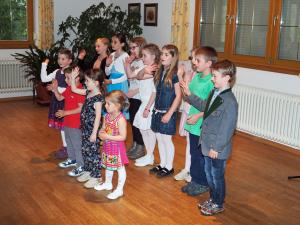 Die Kinder Begrüßen uns mit „Hallo, hallo!“