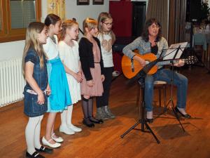 Dir. Susanne Gutmann und Kinder der 3. u. 4. Klasse