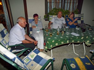 Die Gäste bevorzugen die kühle Terrasse   