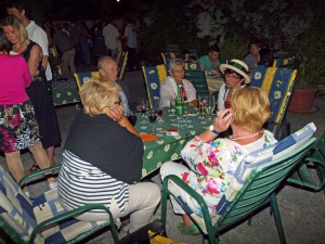 Die Gäste bevorzugen die kühle Terrasse   