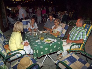 Die Gäste bevorzugen die kühle Terrasse   