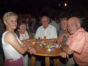 GGR Gerhard Stoiber mit FreundInnen in der Sektbar   