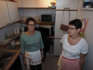 GR Sabine Büchsenmeister und Gabriele Wöhrer beim Küchendienst