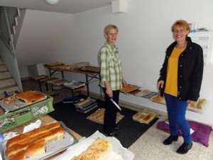 Gerlinde Haiden und Michaela Büchsenmeister beim Portionieren 