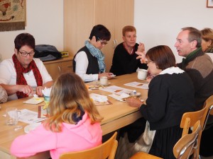 Gäste mit Kaffee und süße Strudel zum Frühstück