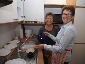 GR Erika Ponleitner und GR Sabine Büchsenmeister in der Küche